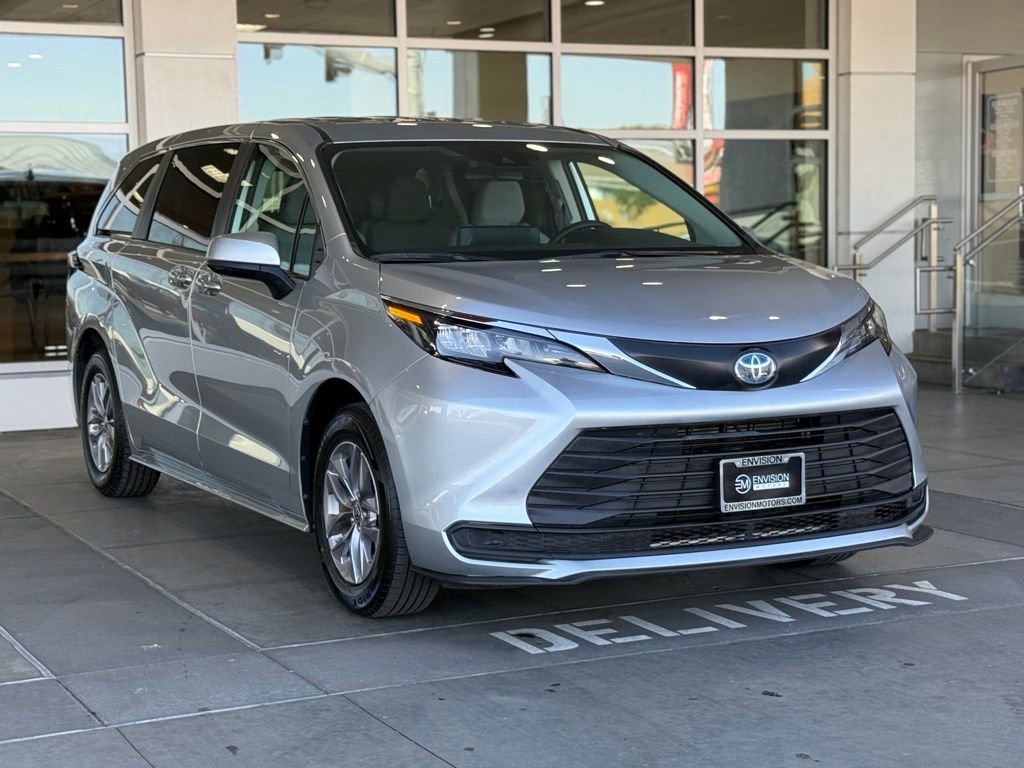 Used 2024 Toyota Sienna LE image 6