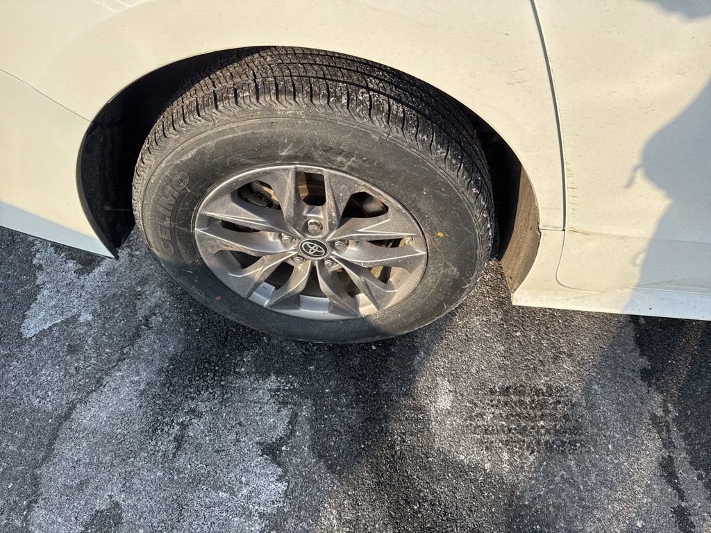 Used 2024 Toyota Sienna LE image 11