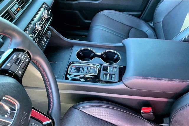 Used 2025 Honda Pilot Black Edition image 13