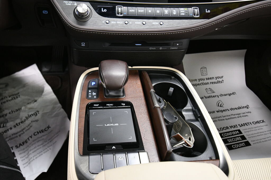 Used 2019 Lexus LS 500 AWD w/ Accessory Package (Z2) image 17