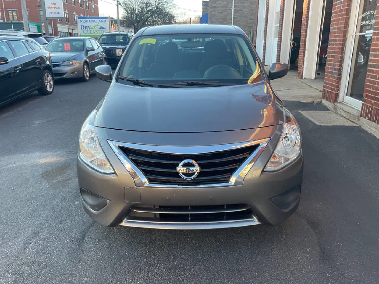 Used 2019 Nissan Versa SV image 4