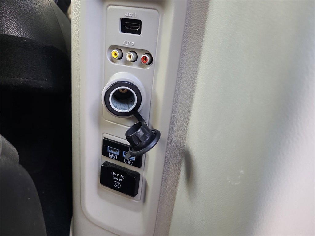 Used 2015 Chrysler Town & Country Touring image 28