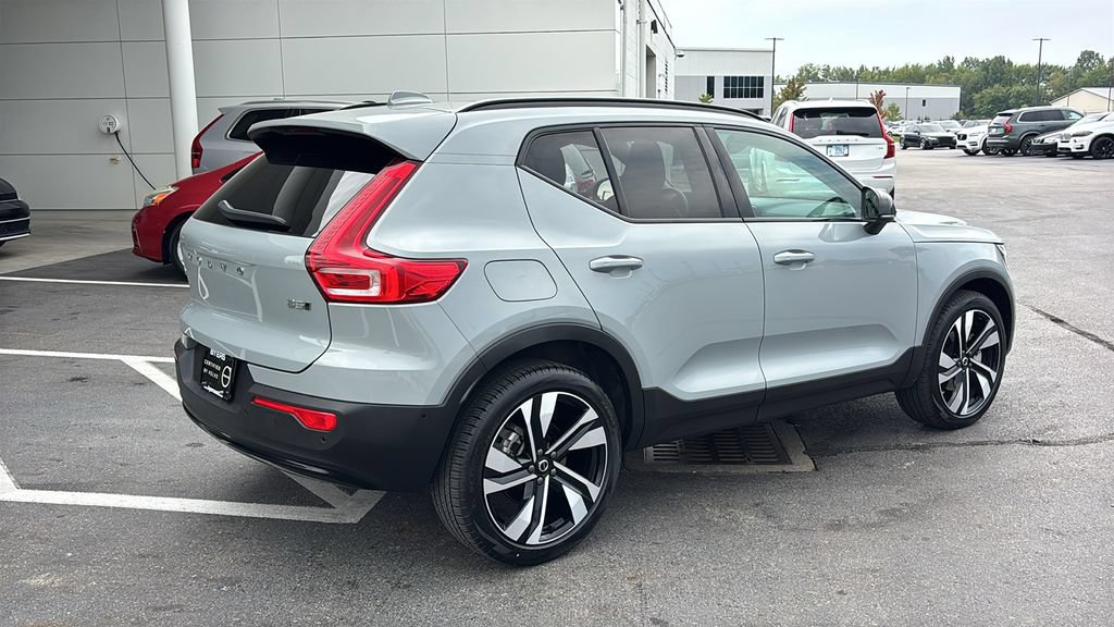 Certified 2025 Volvo XC40 B5 Plus w/ Climate Package AWD/4WD image 28