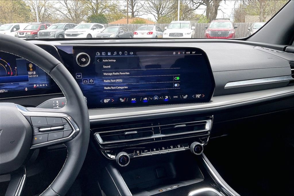 Used 2025 Chevrolet Traverse LT image 9