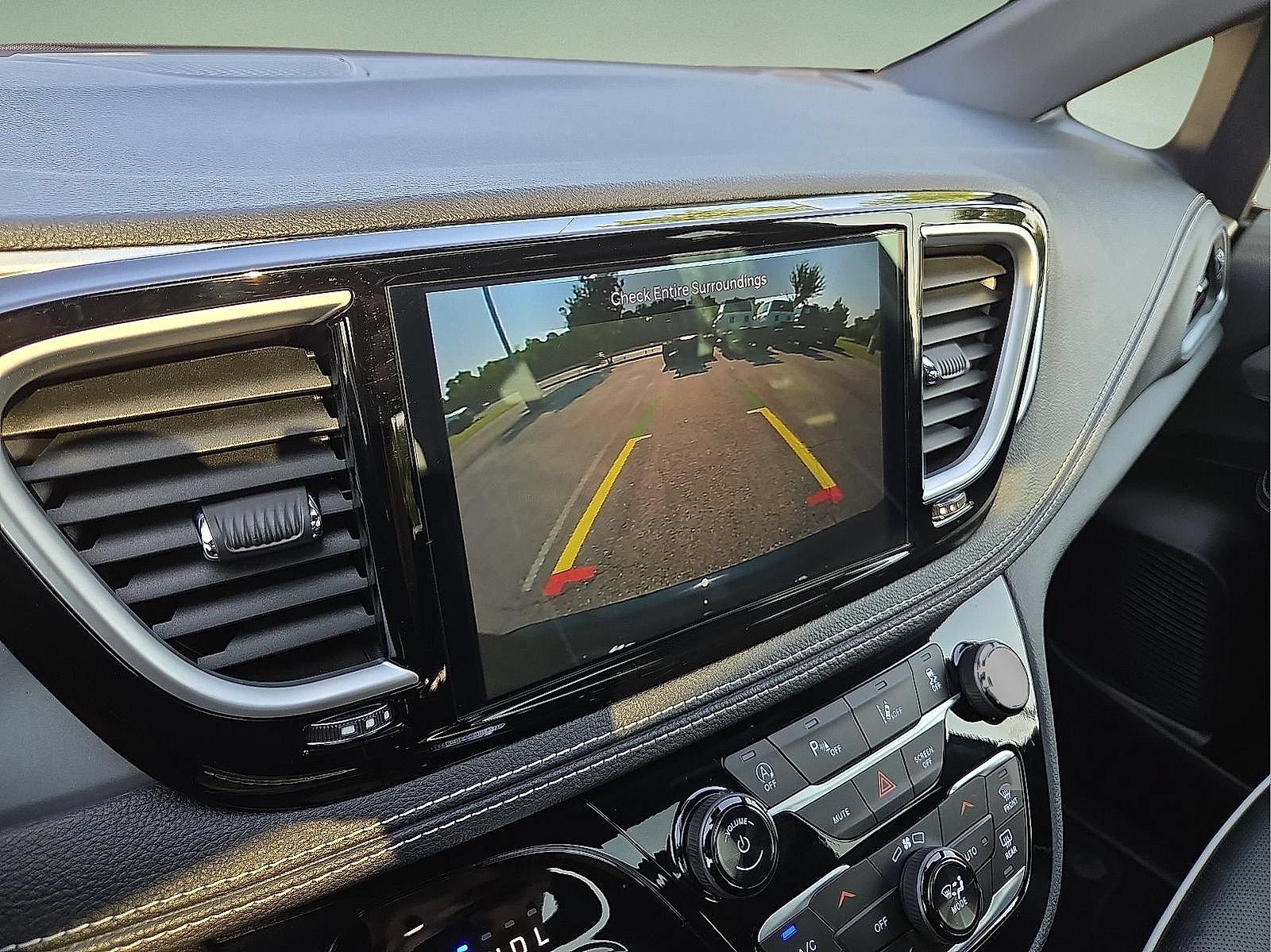 Used 2025 Chrysler Pacifica Limited FWD image 18
