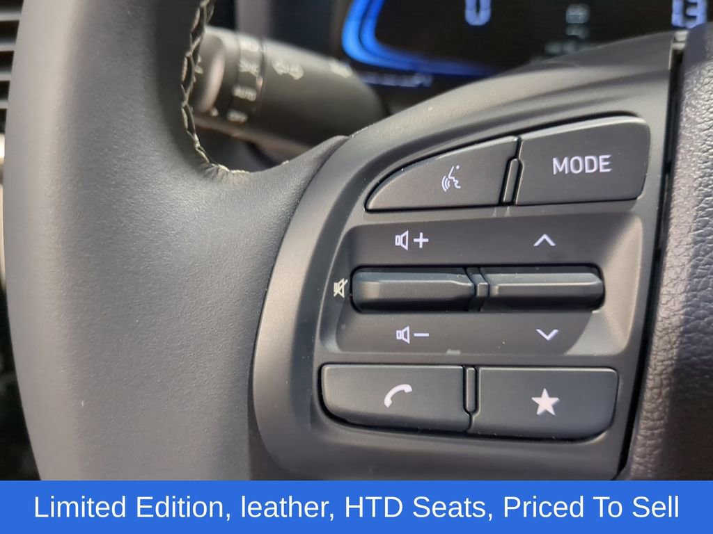 Used 2025 Hyundai Venue Limited image 24