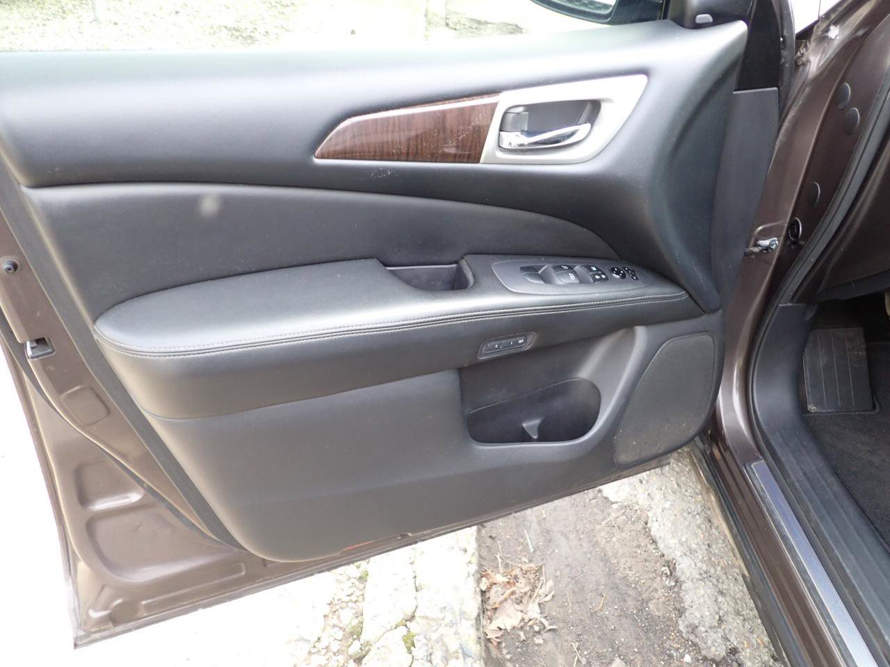 Used 2015 Nissan Pathfinder Platinum w/ Family Entertainment Package image 28