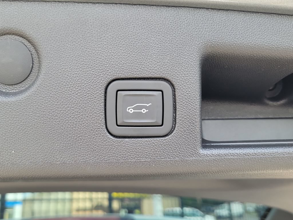 Used 2024 Chevrolet Equinox Premier AWD/4WD image 9