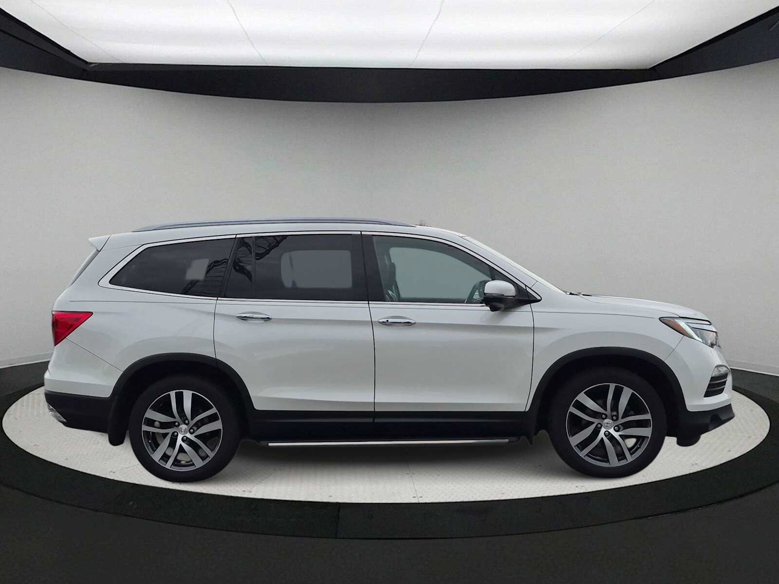 Used 2017 Honda Pilot Touring image 9