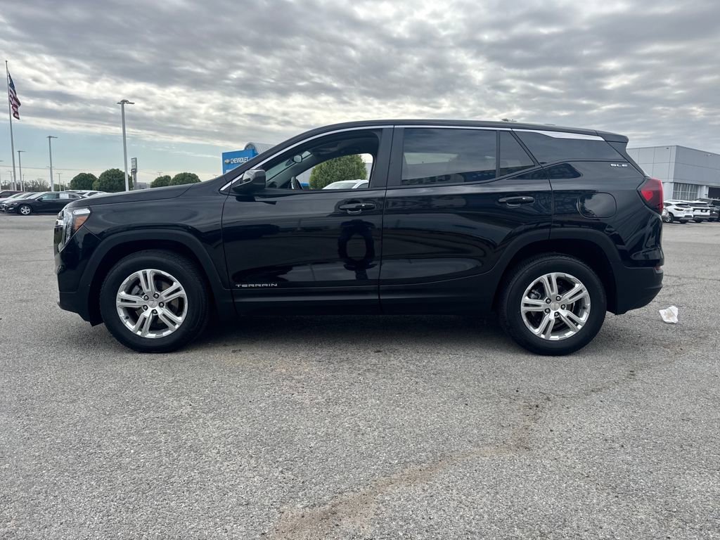 Used 2024 GMC Terrain SLE image 3