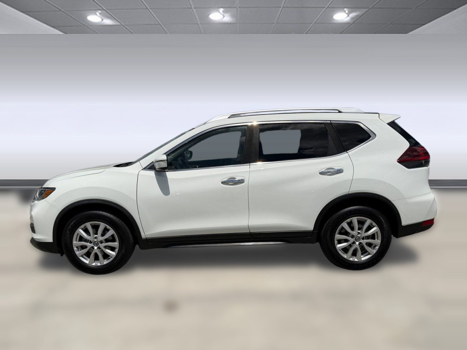 Used 2020 Nissan Rogue SV image 2