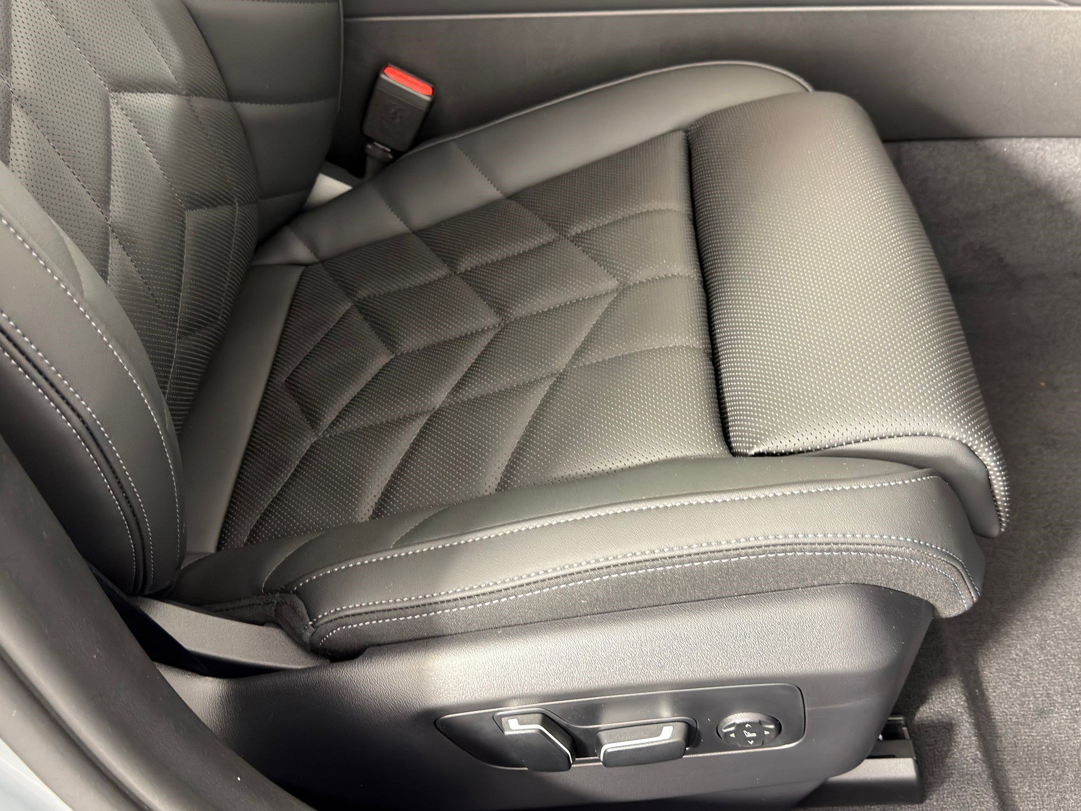 New 2026 BMW 550e xDrive w/ Executive Package image 31