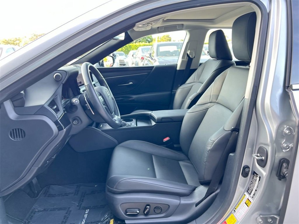 Certified 2025 Lexus ES 300h w/ Premium Package image 12