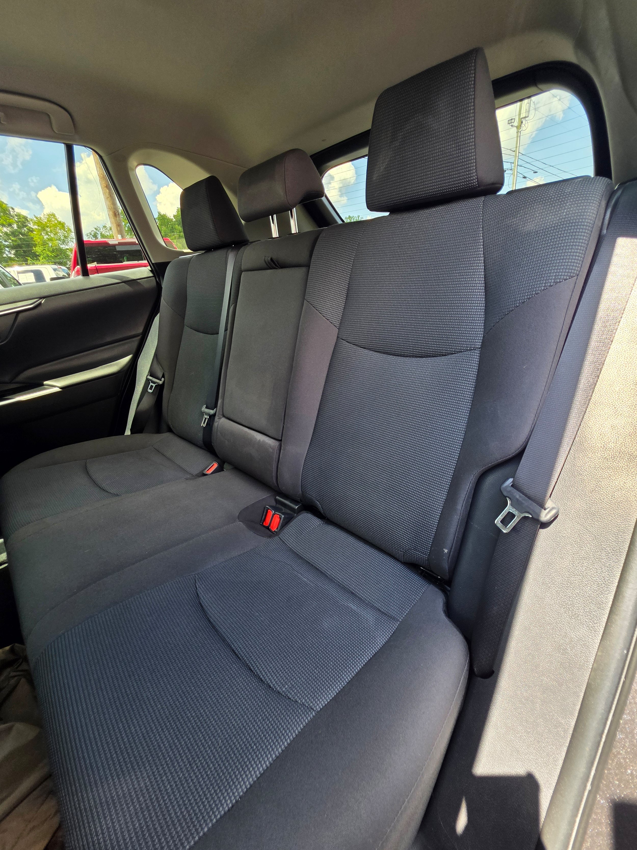 Used 2022 Toyota RAV4 LE w/ Carpet Mat Package (TMS) AWD/4WD image 16