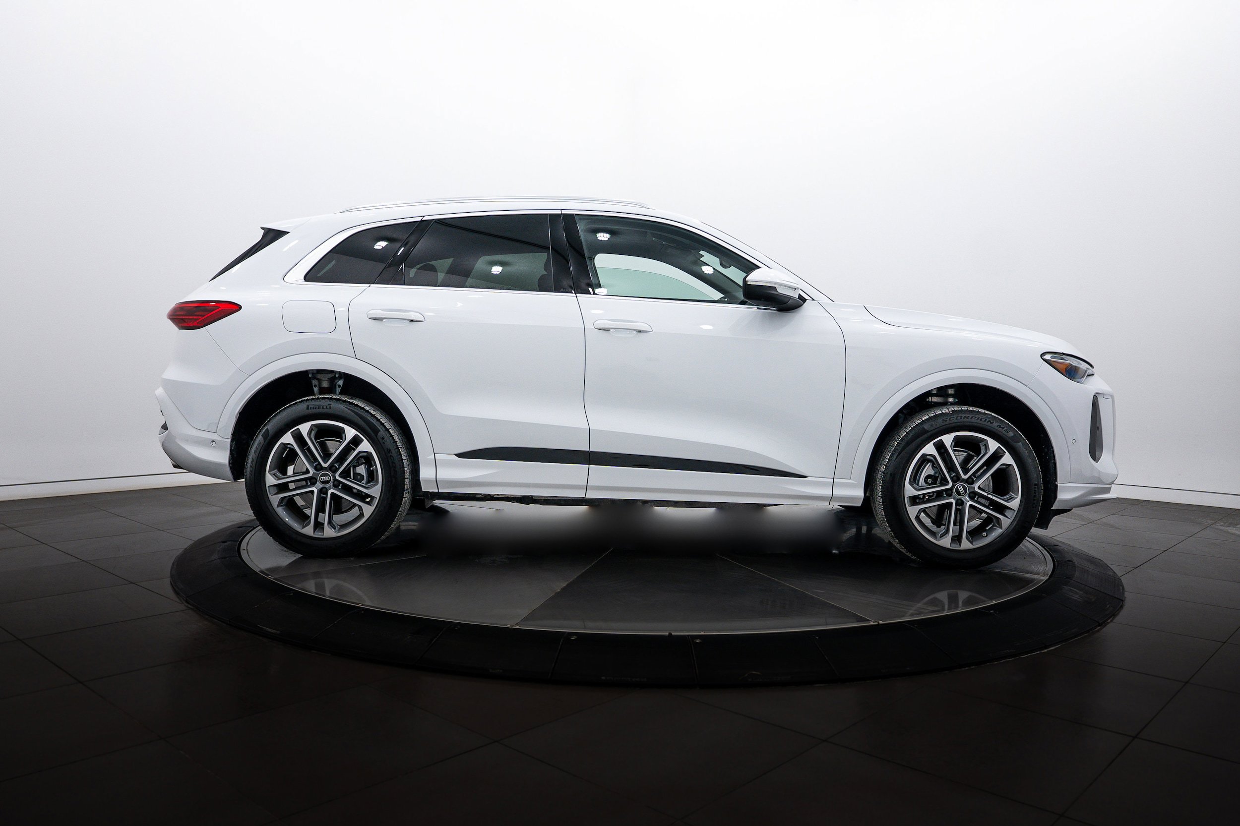 Certified 2025 Audi Q5 Premium w/ Convenience Package AWD/4WD image 3