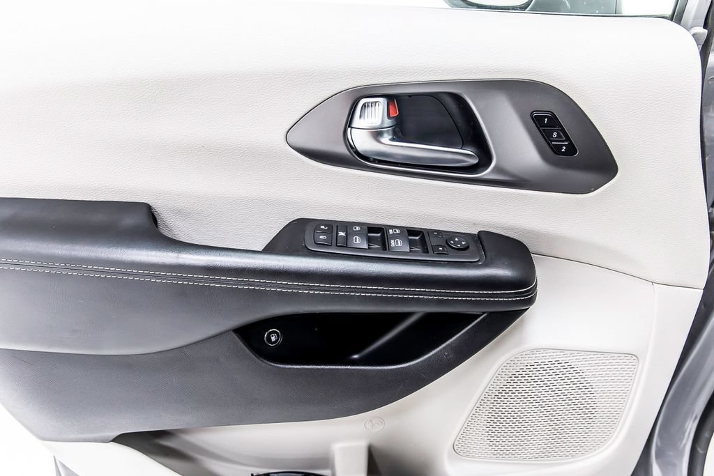 Used 2022 Chrysler Pacifica Touring-L FWD image 23