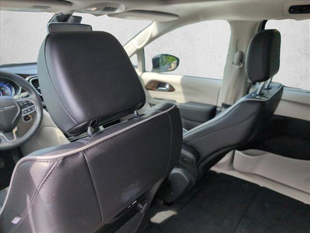 Used 2024 Chrysler Pacifica Limited FWD image 18