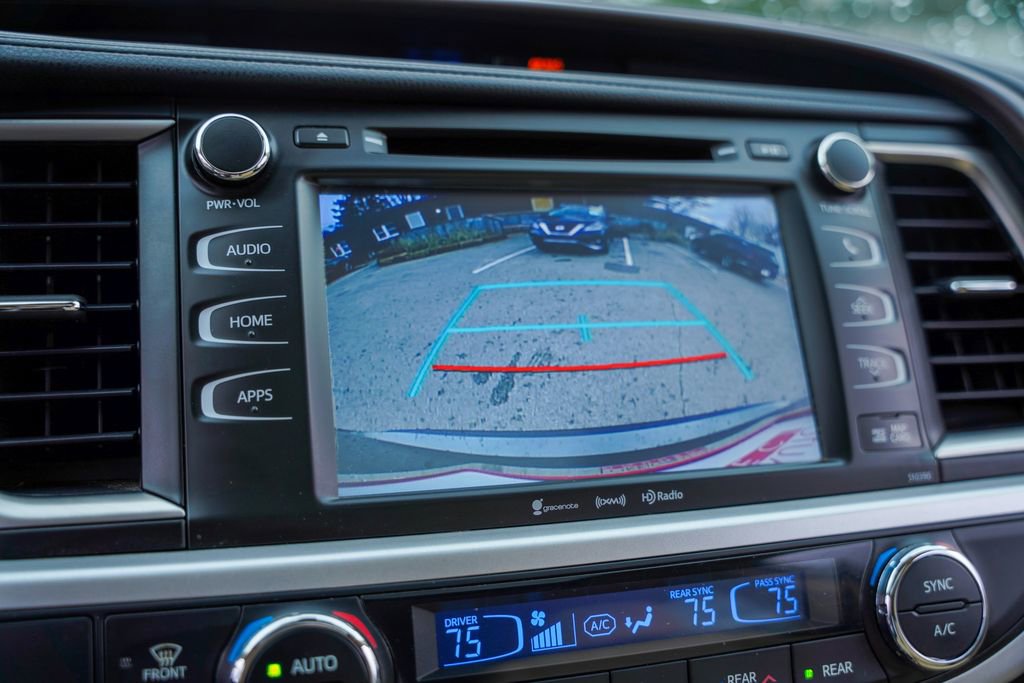 Used 2019 Toyota Highlander XLE w/ Carpet Mat Package (TMS) AWD/4WD image 19