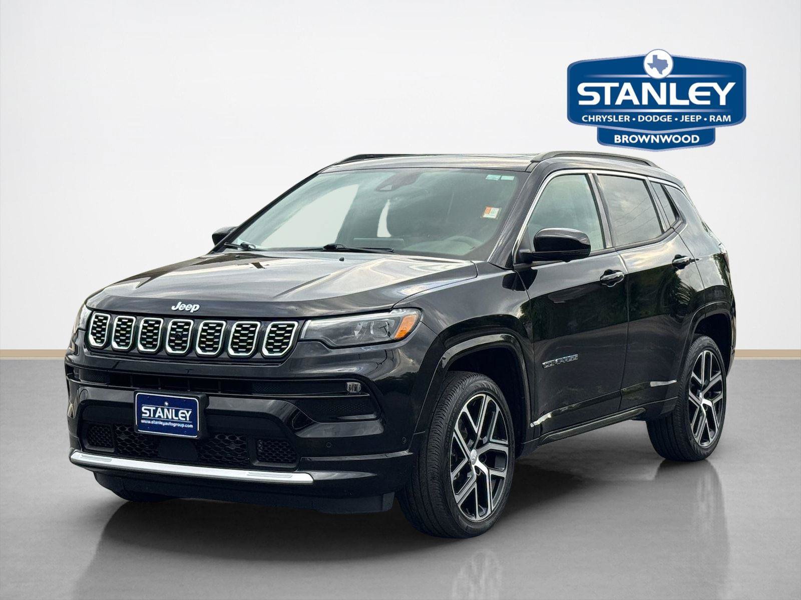 Used 2024 Jeep Compass Limited w/ Elite Group AWD/4WD image 3
