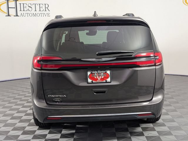 Used 2022 Chrysler Pacifica Touring-L FWD image 6