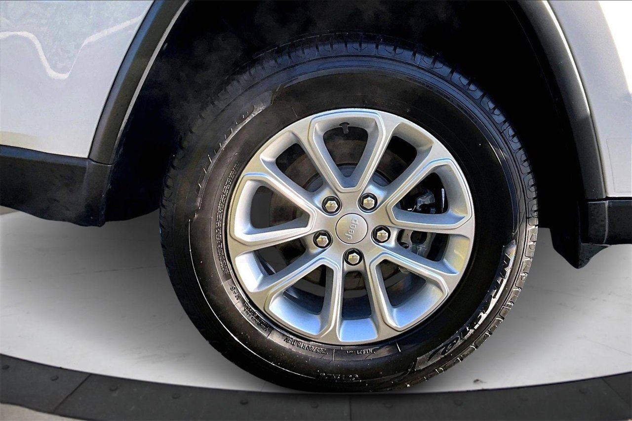 Certified 2021 Jeep Grand Cherokee Laredo image 35