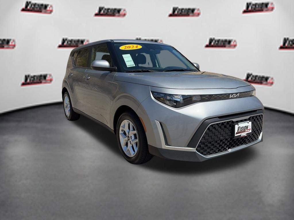 Used 2024 Kia Soul LX w/ Option Group 015 FWD image 3