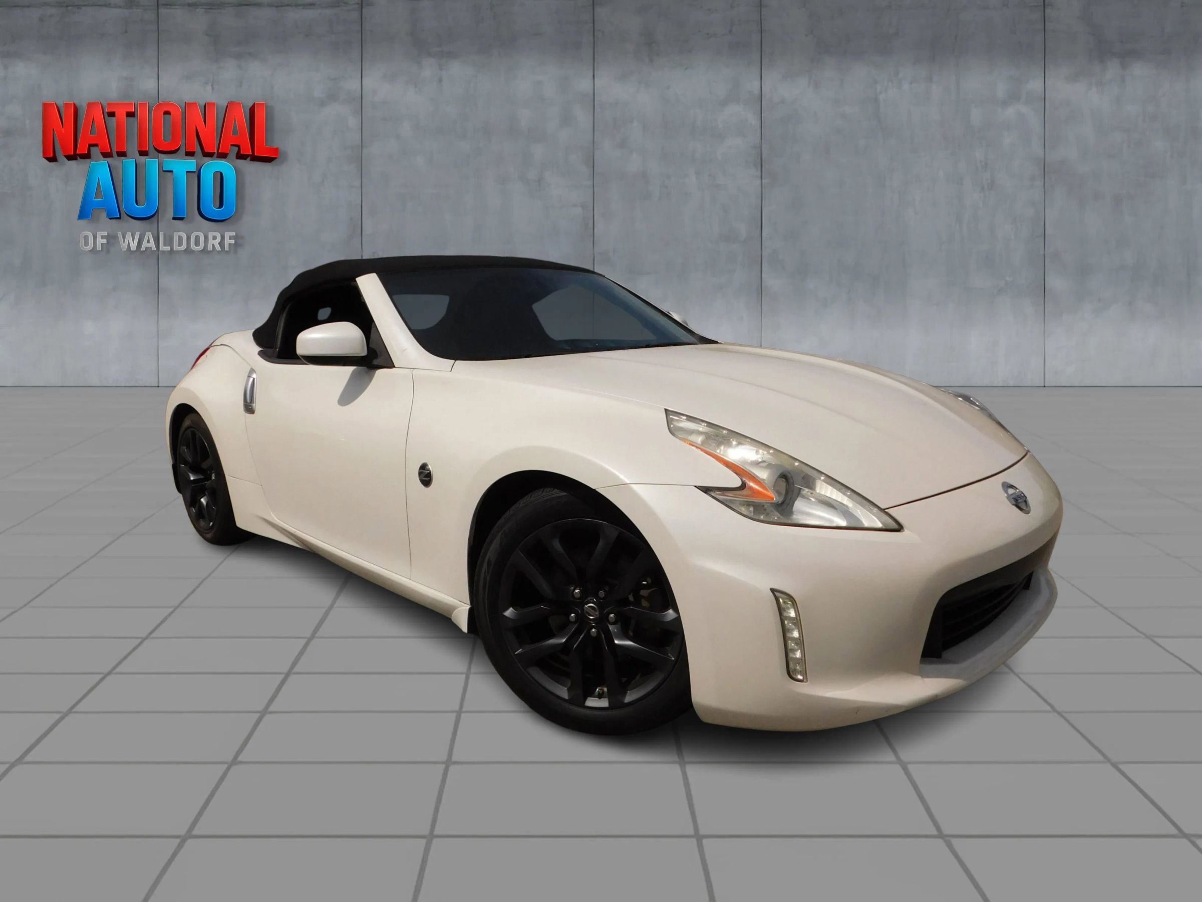 Used 2016 Nissan 370Z Touring RWD image 2