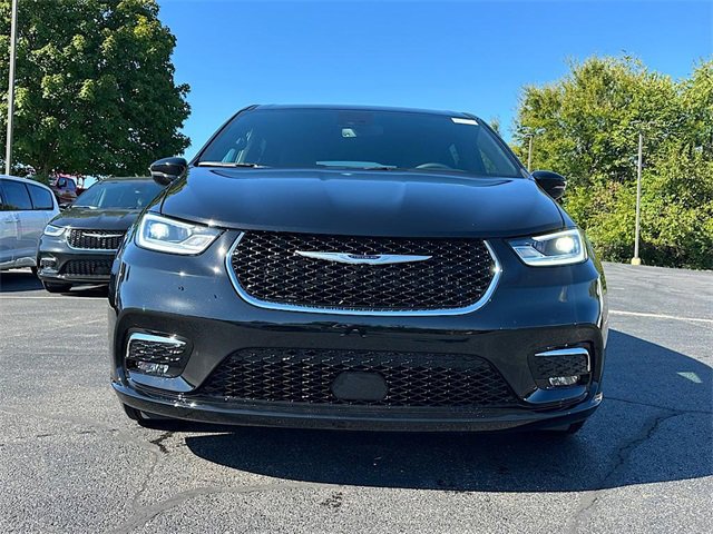 New 2026 Chrysler Pacifica Select image 2