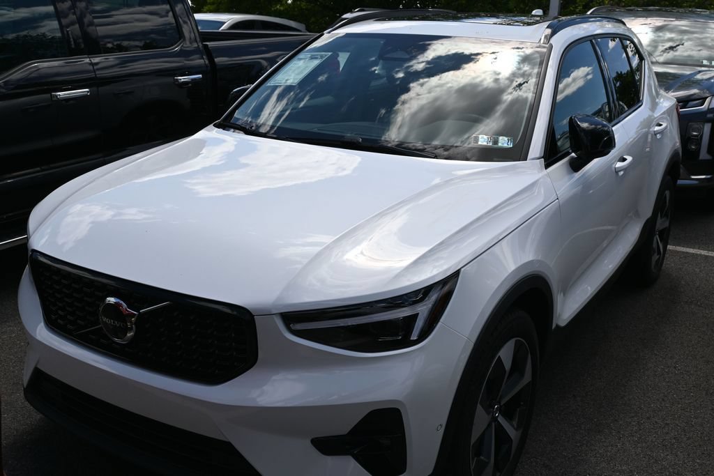 Used 2026 Volvo XC40 B5 Plus AWD/4WD image 5