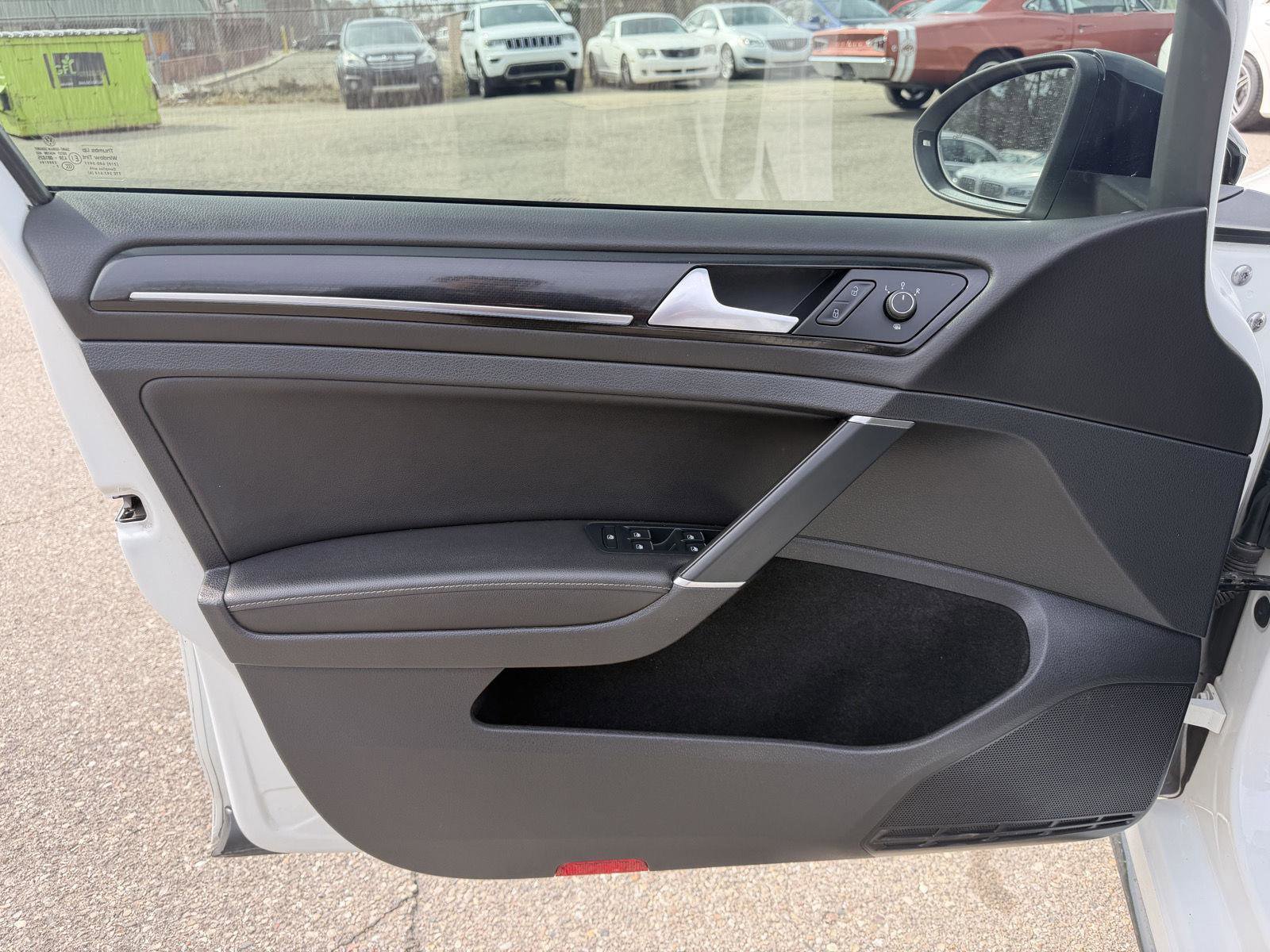 Used 2018 Volkswagen Golf R 4-Door image 11