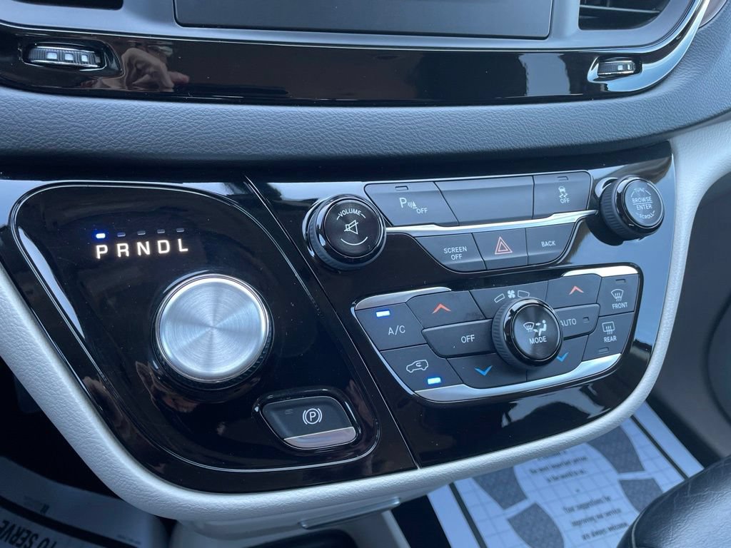 Used 2017 Chrysler Pacifica Touring-L FWD image 21