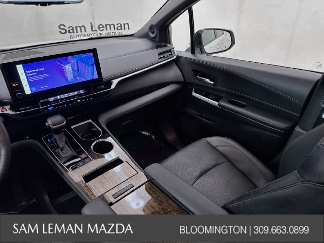 Used 2025 Toyota Sienna Platinum AWD/4WD image 25