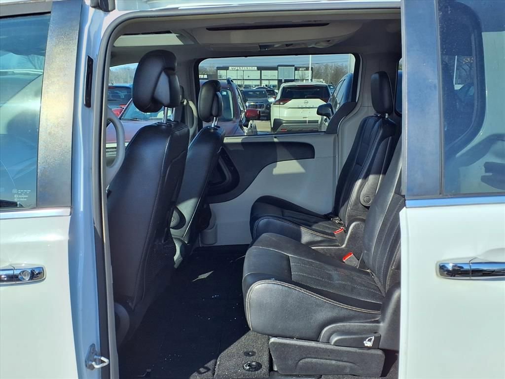 Used 2016 Chrysler Town & Country Touring-L image 9