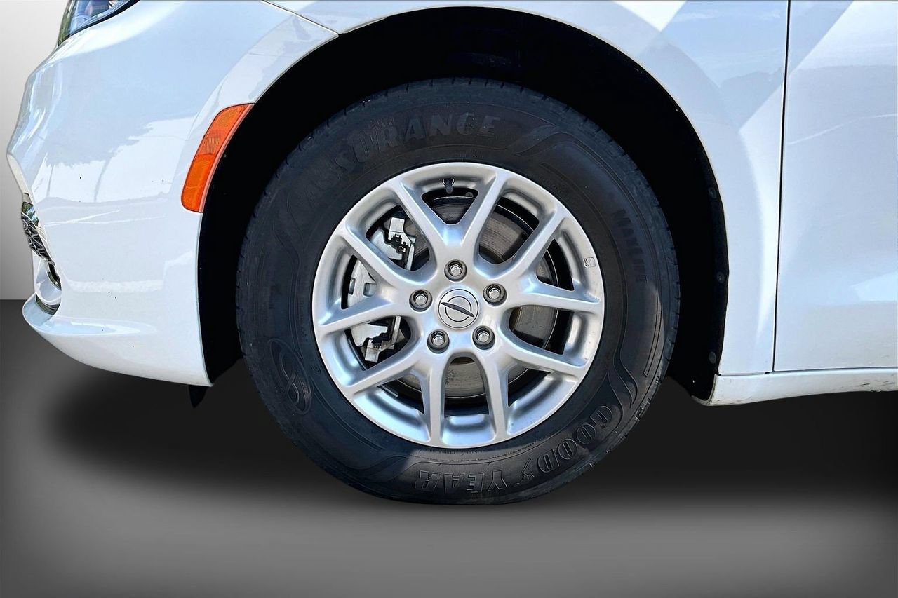 Used 2024 Chrysler Pacifica Touring-L FWD image 32