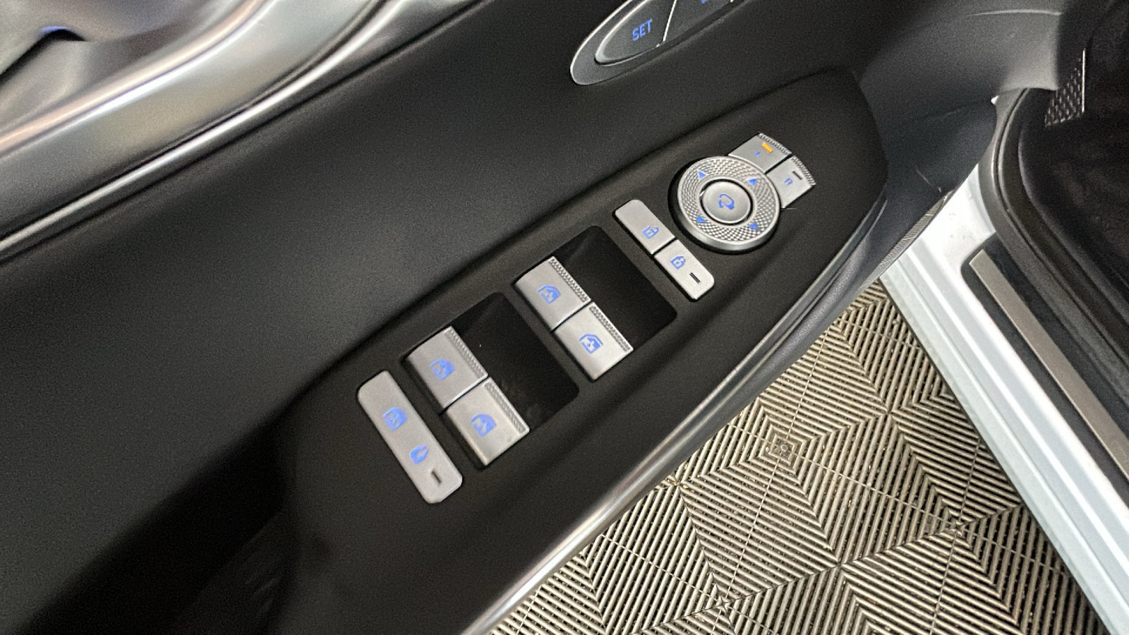 Used 2024 Genesis Electrified GV70 AWD/4WD image 13