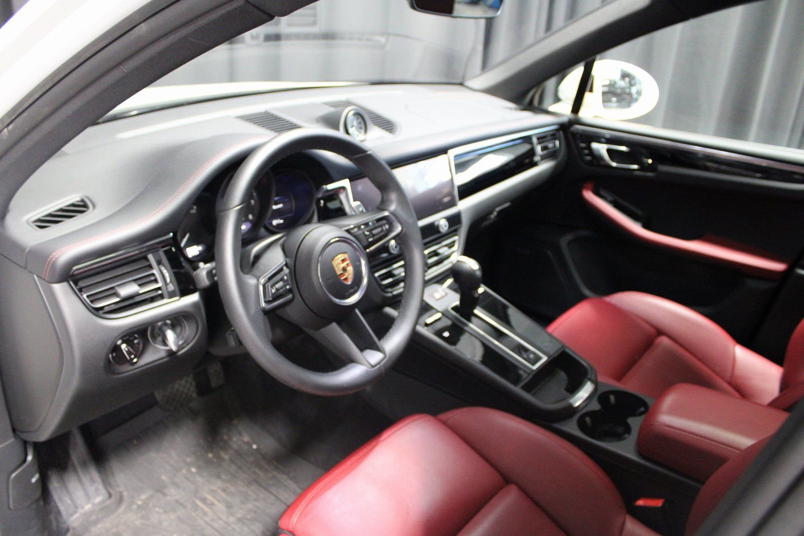 Certified 2025 Porsche Macan image 4