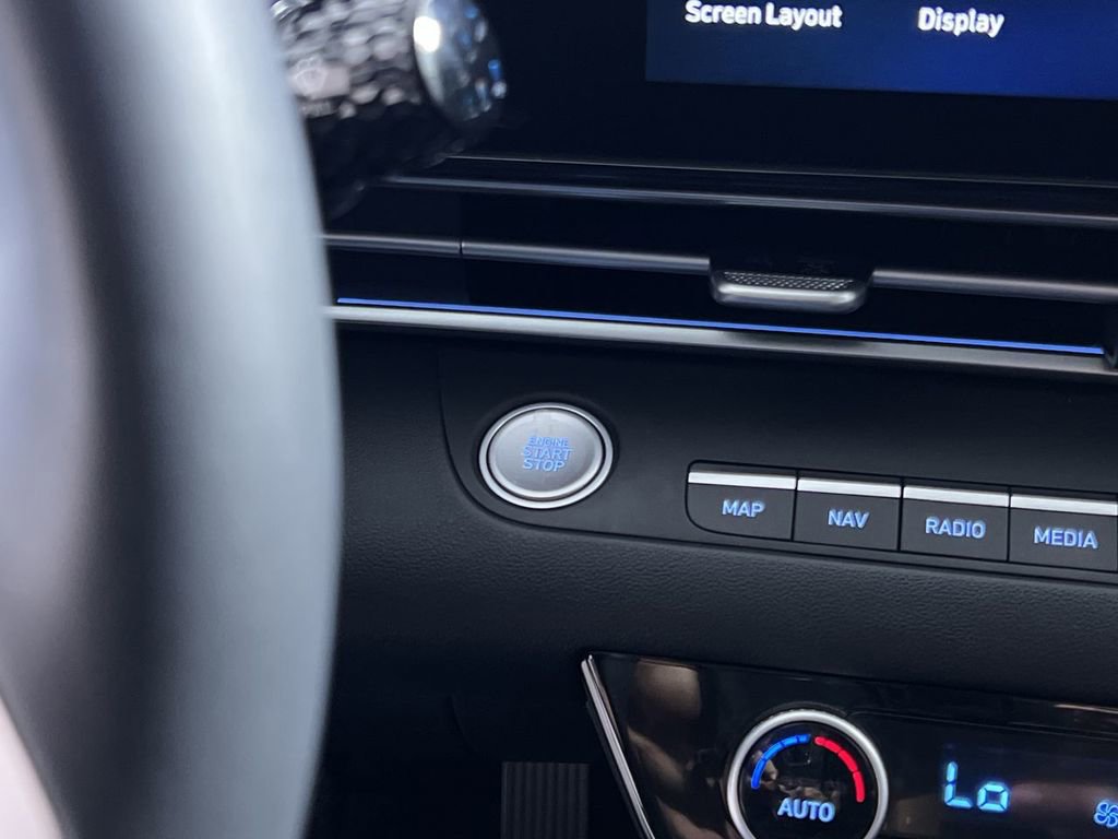 Used 2025 Hyundai Elantra Limited image 26