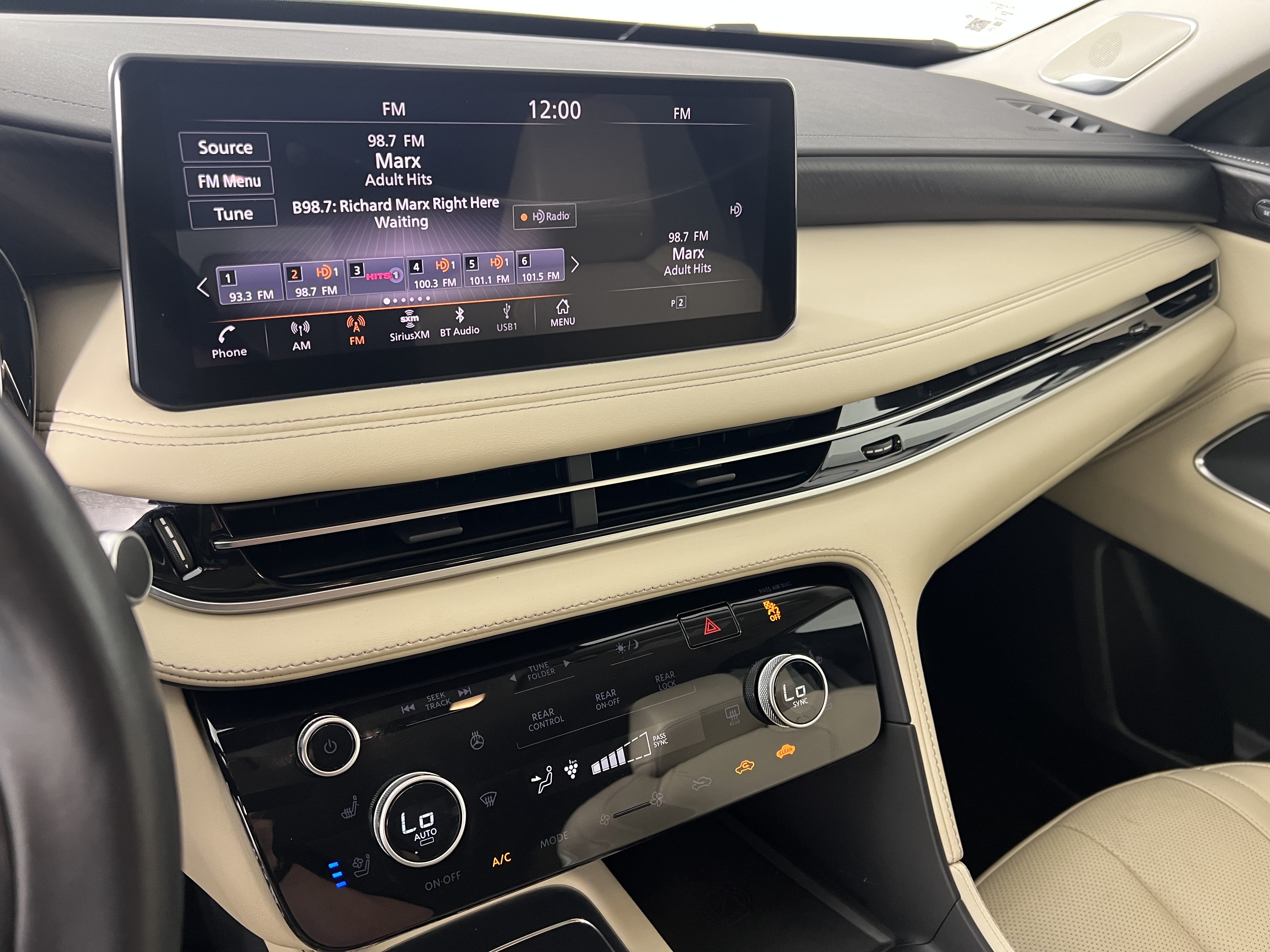 Used 2023 INFINITI QX60 Sensory w/ Cargo Package AWD/4WD image 30