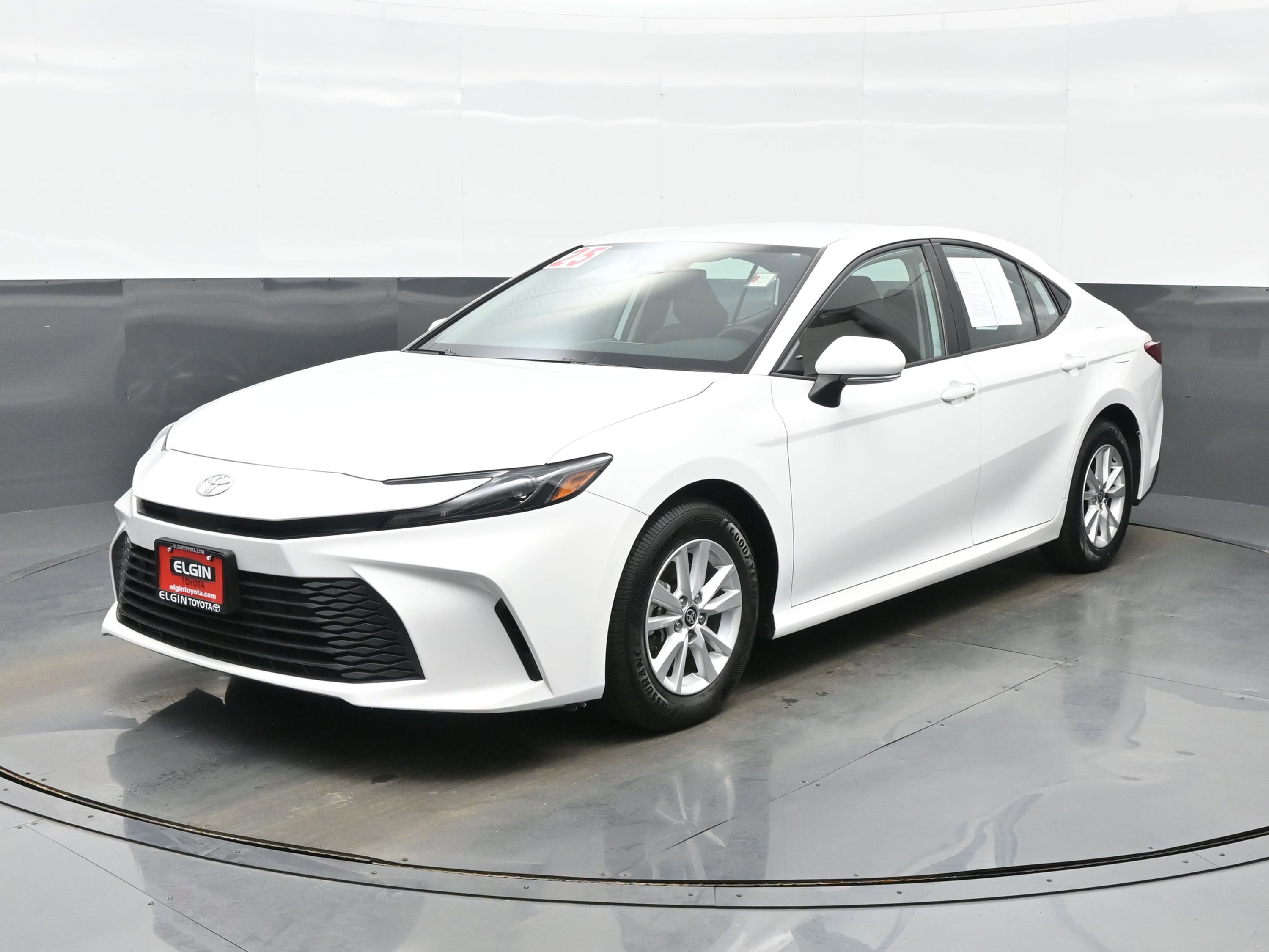Used 2025 Toyota Camry LE image 2