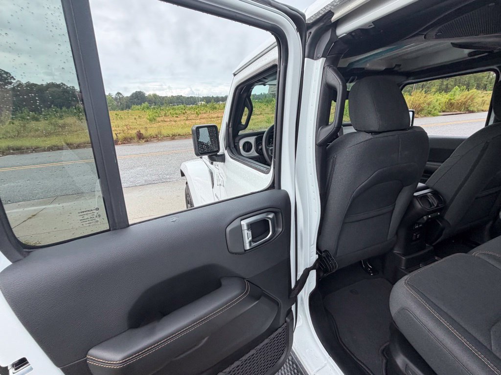 Used 2024 Jeep Wrangler Unlimited Sahara AWD/4WD image 33