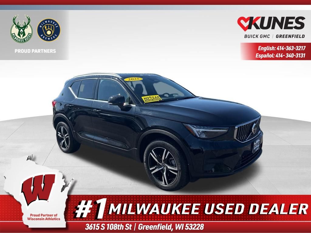 Used 2025 Volvo XC40 B5 Core AWD/4WD image 1