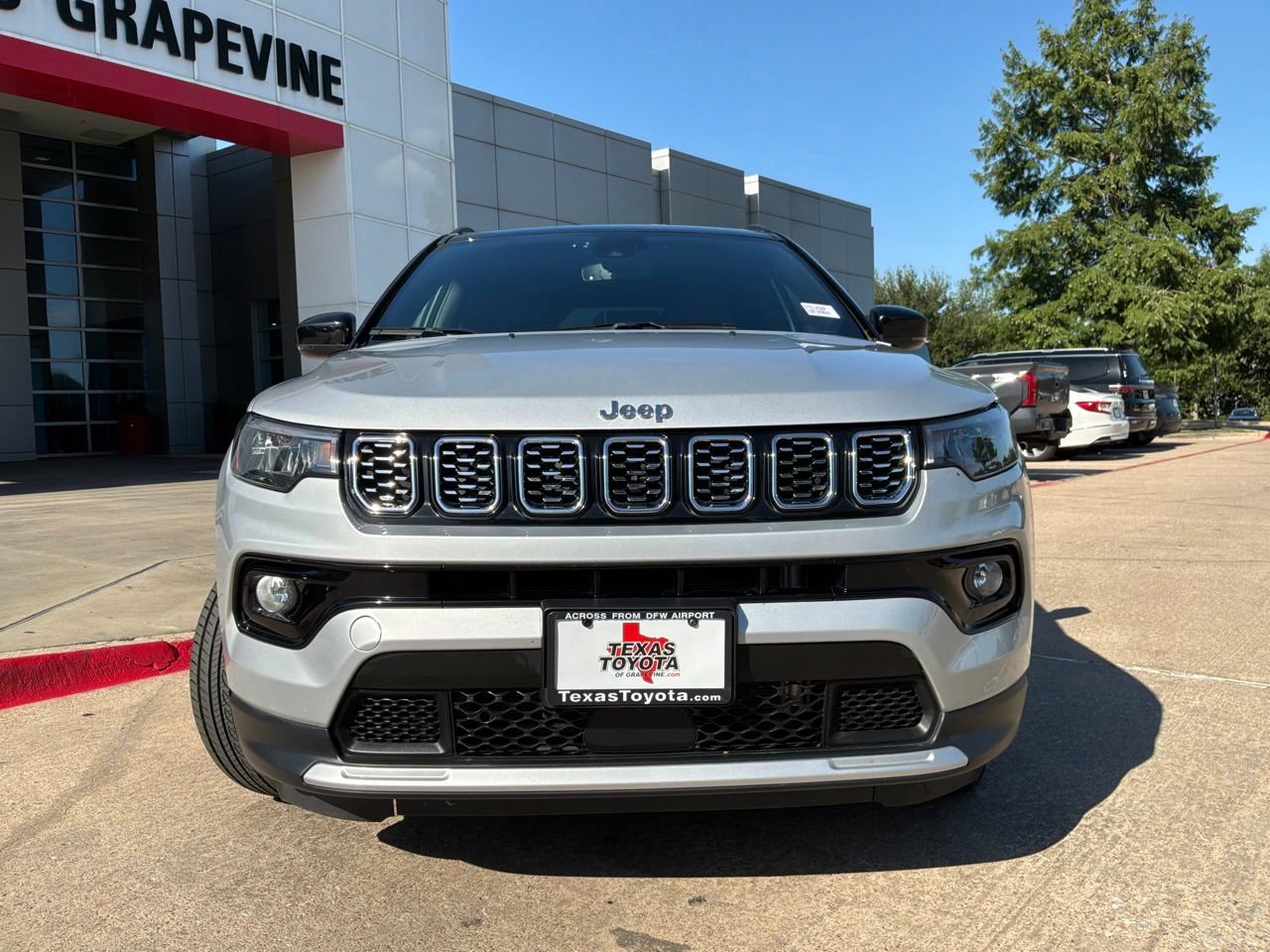 Used 2025 Jeep Compass Limited AWD/4WD image 3