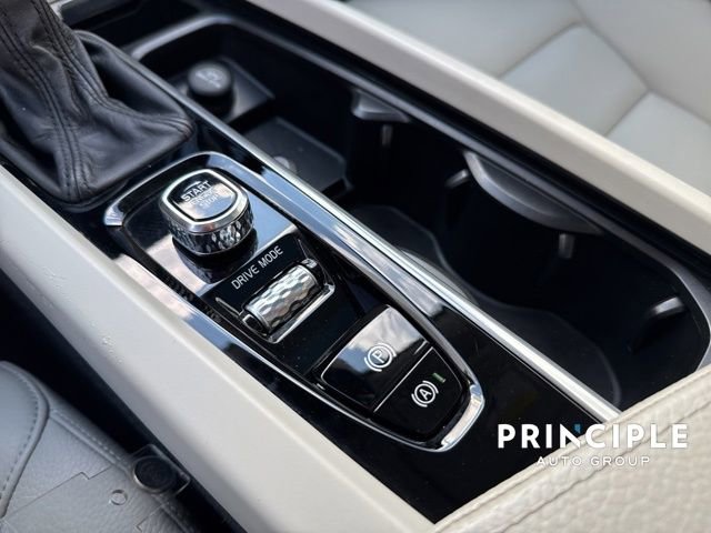 Used 2018 Volvo XC60 T6 Momentum w/ Convenience Package image 16