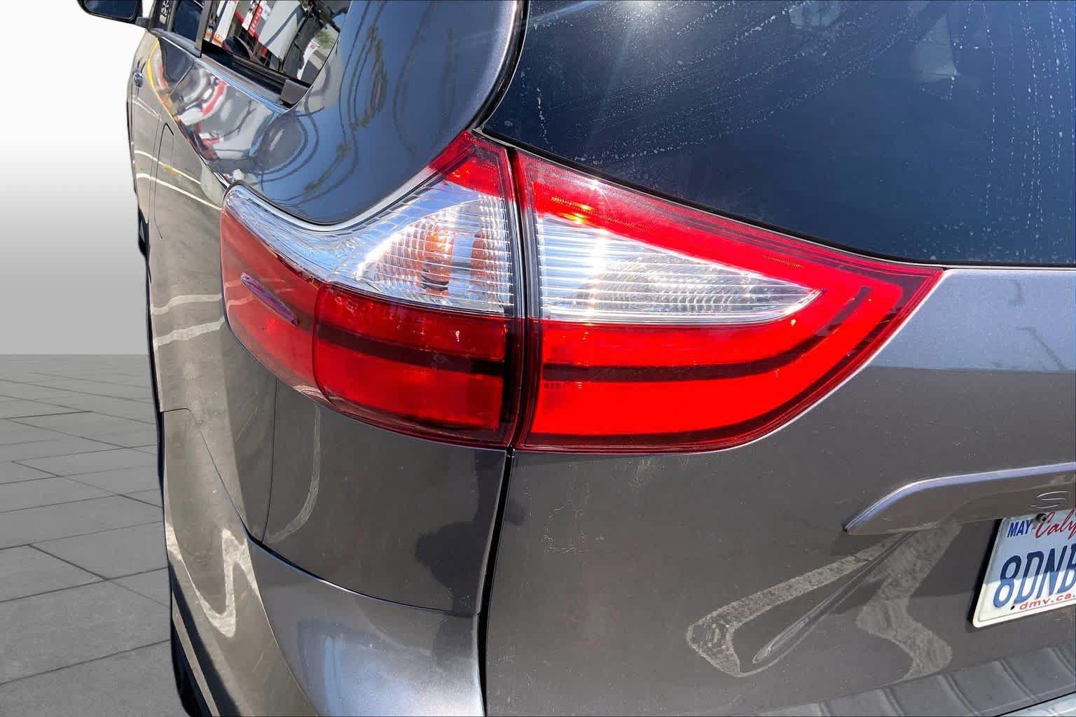 Used 2018 Toyota Sienna LE w/ Carpet Mat Package FWD image 28