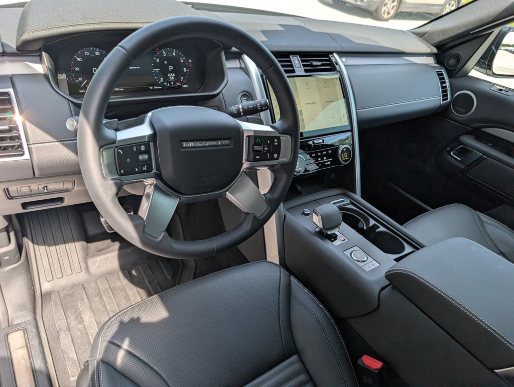 Used 2025 Land Rover Discovery Dynamic SE AWD/4WD image 4