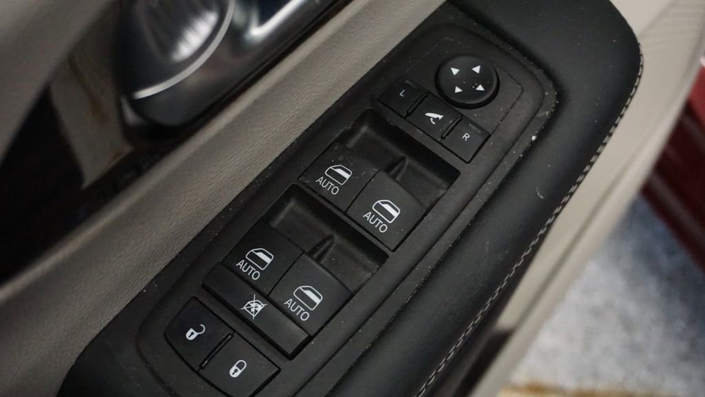 Used 2023 Chrysler Pacifica Limited image 28