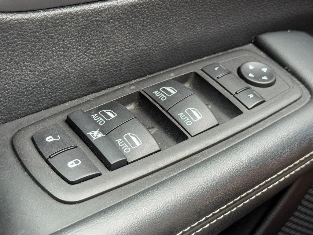 Used 2025 Chrysler Pacifica Select image 27