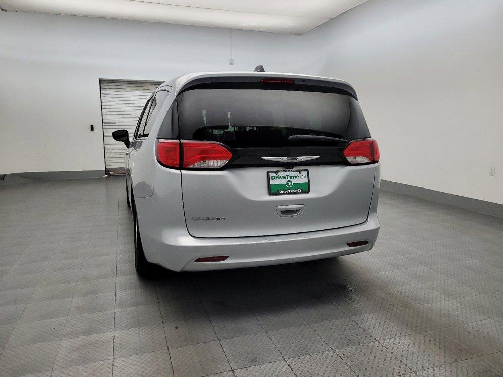 Used 2022 Chrysler Voyager LX FWD image 6