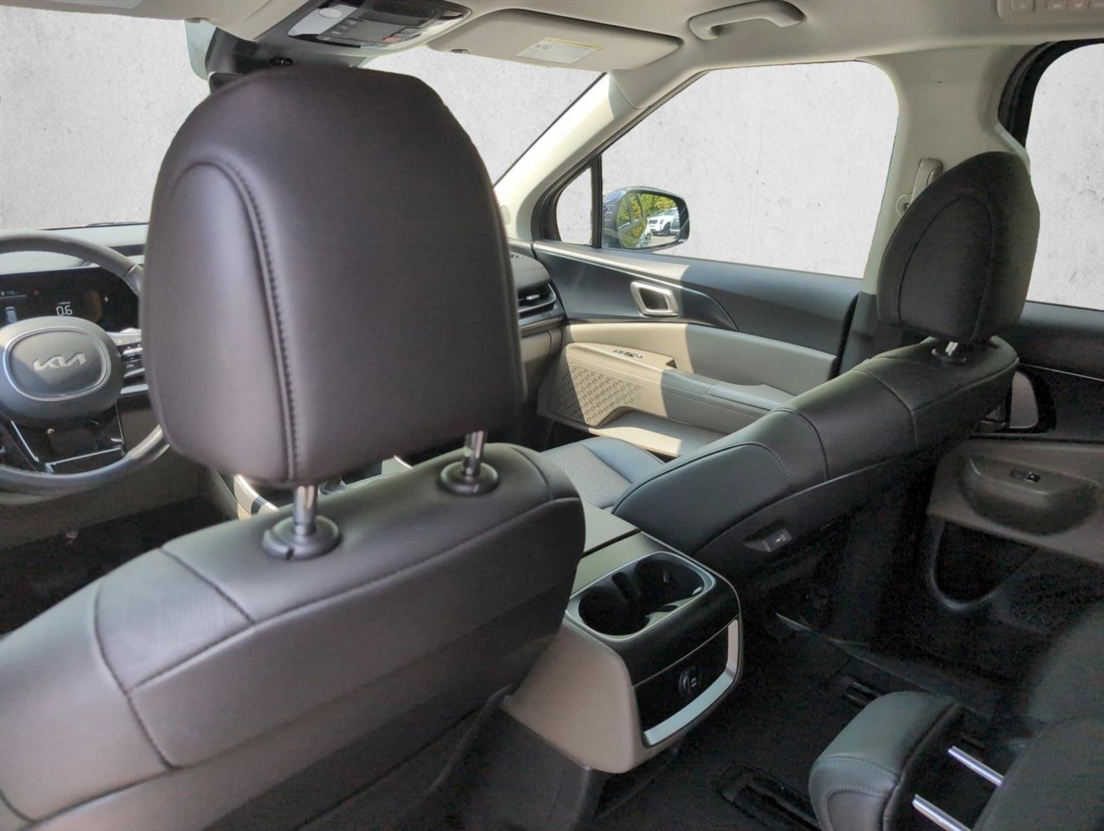 Used 2025 Kia Carnival FWD image 21