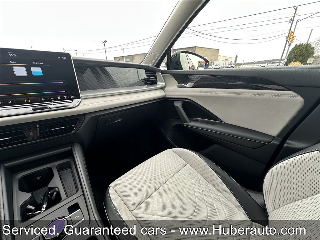 Used 2025 Volkswagen Tiguan SE AWD/4WD image 43